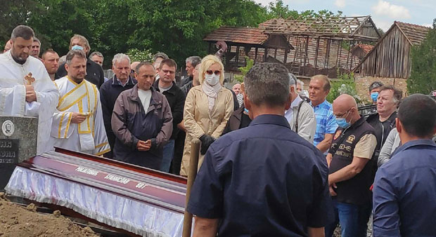 Бубњар Мија испраћен уз “Тихо ноћи”: Лепа Брена се опростила од свог сарадника (ФОТО, ВИДЕО)